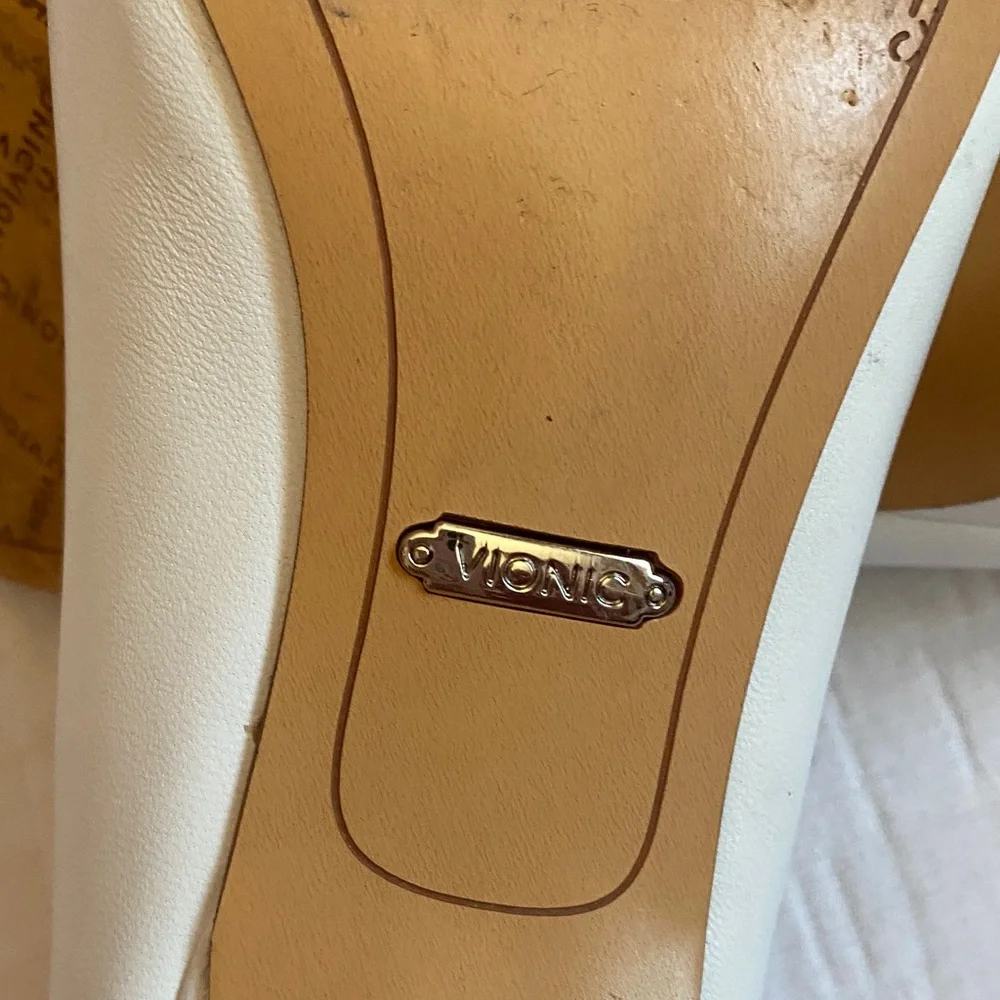 Vionic sleek pointed